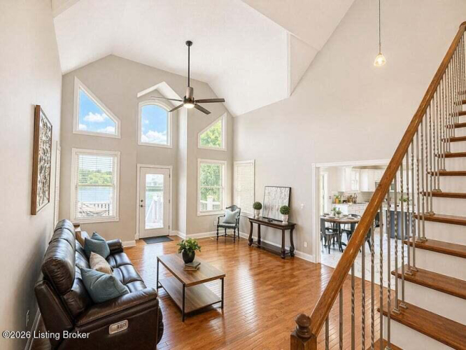 Listing Image 4