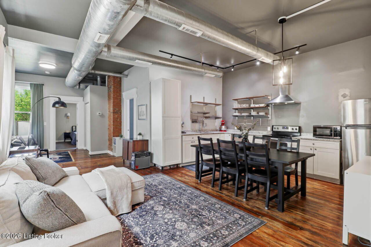 Listing Image 4