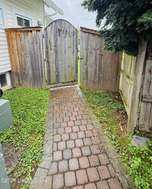 Listing Image 4