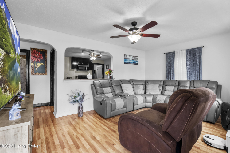 Listing Image 4