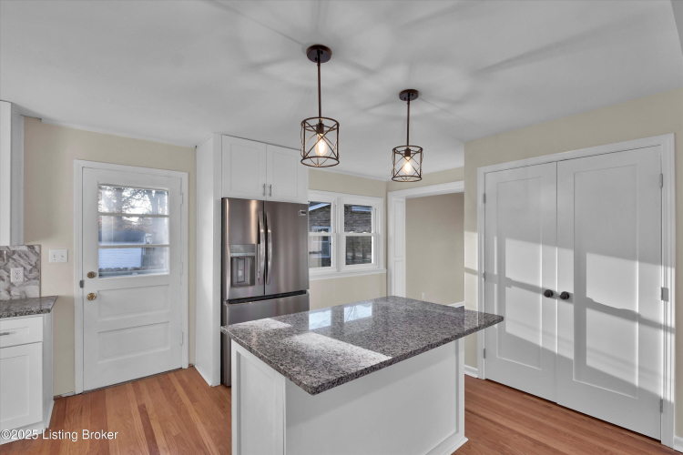 Listing Image 13