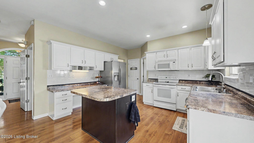 Listing Image 4