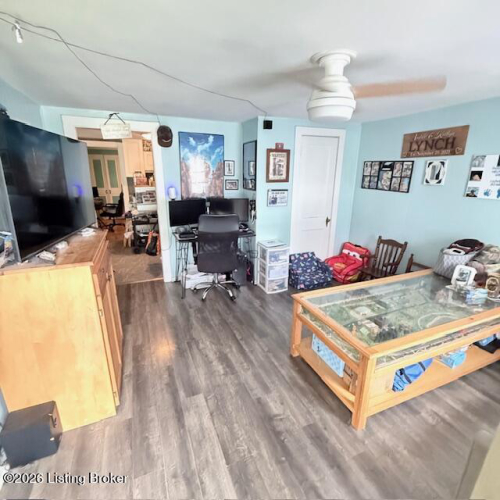 Listing Image 4