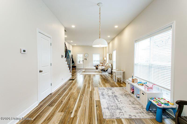 Listing Image 6