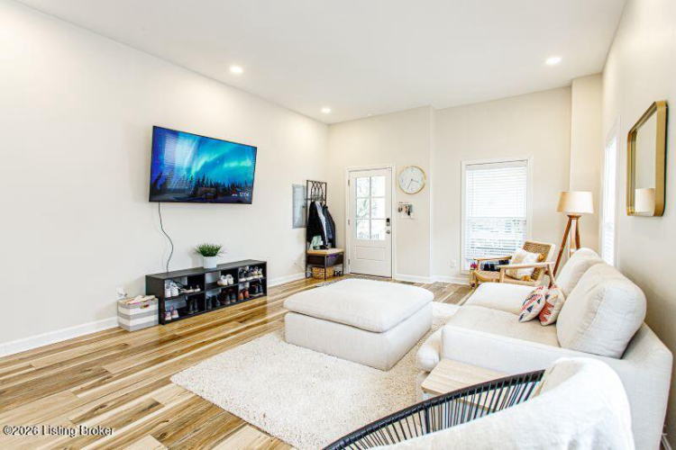 Listing Image 7