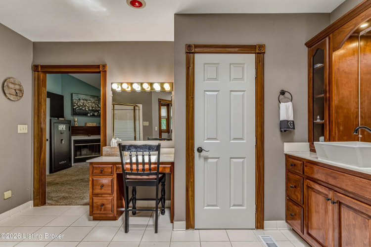 Listing Image 100
