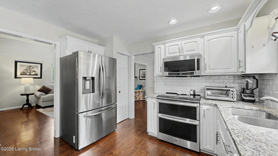 Listing Image 11