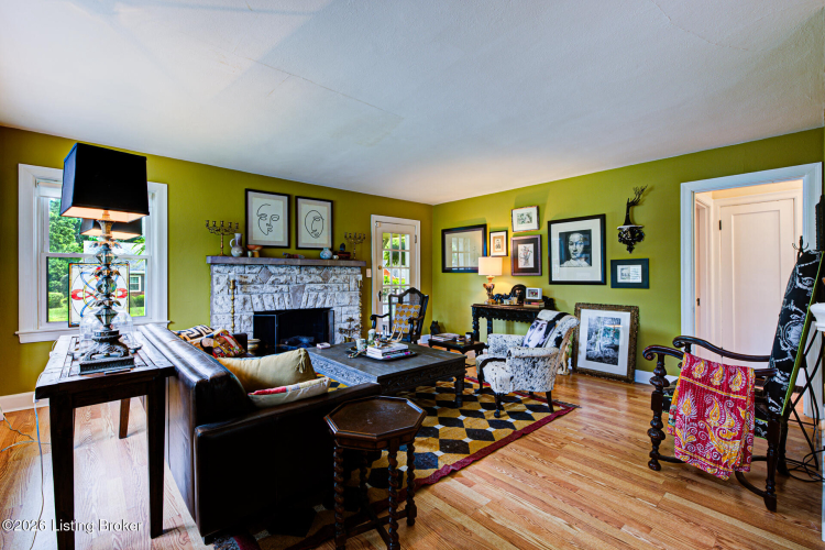 Listing Image 4