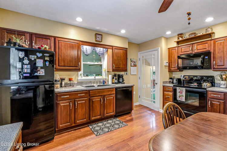 Listing Image 11