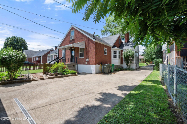Listing Image 4