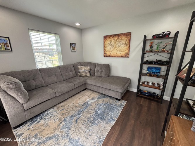 Listing Image 11