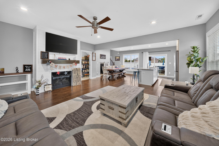 Listing Image 8