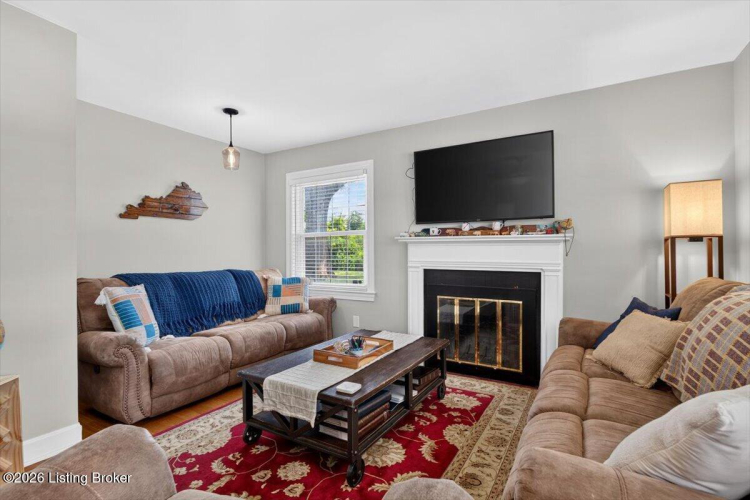Listing Image 4