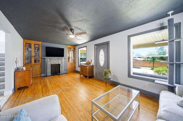 Listing Image 4