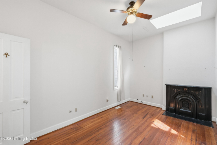 Listing Image 8