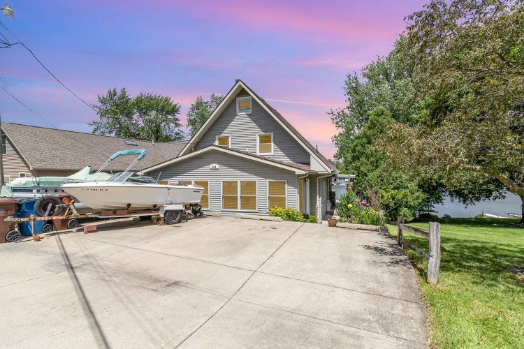 285 W Lakeview Drive Lowell, IN 46356 | MLS 805028