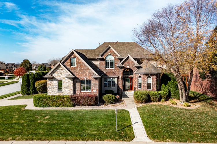 1014 E Cambridge Drive Schererville, IN 46375 | MLS 812515