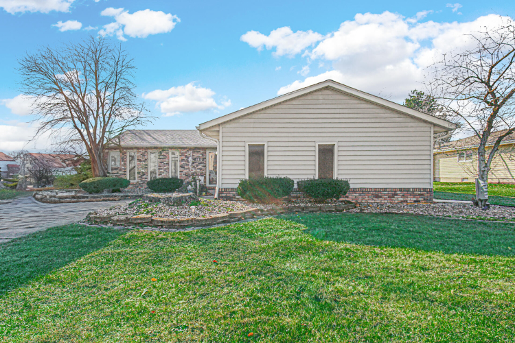 1017  Spruce Drive Schererville, IN 46375 | MLS 813877