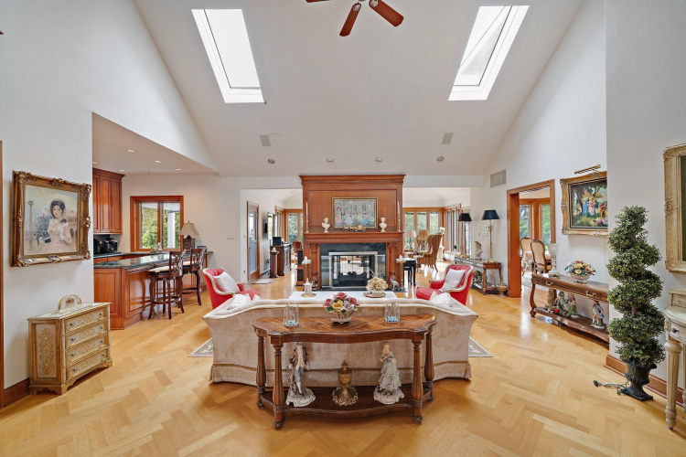 Listing Image 10