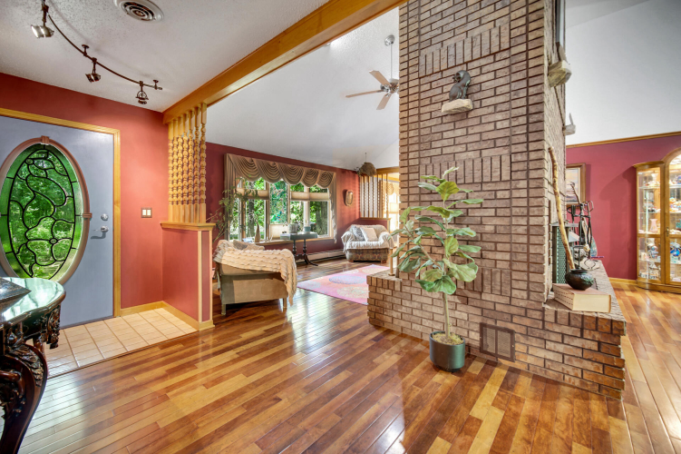 Listing Image 12