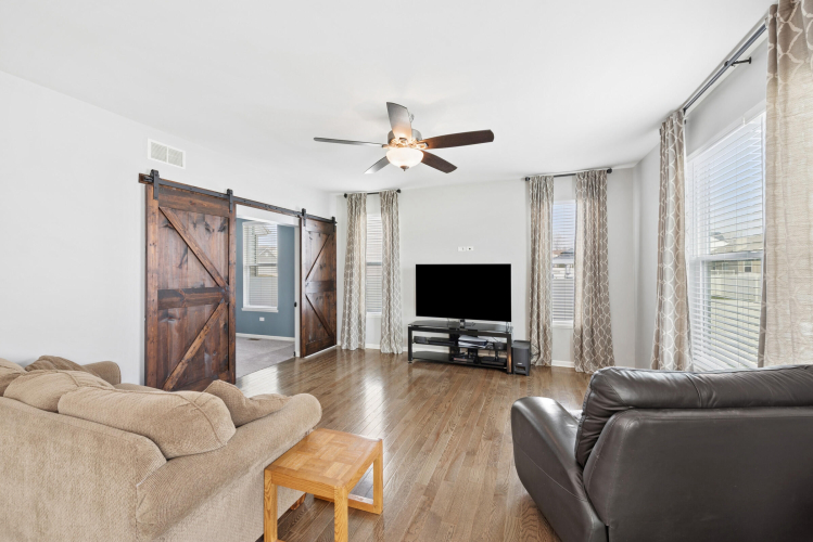 Listing Image 6