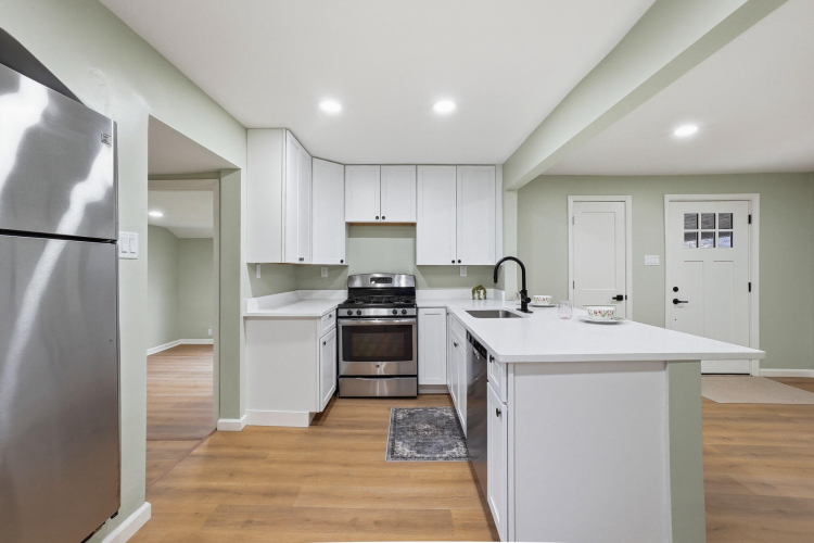Listing Image 5