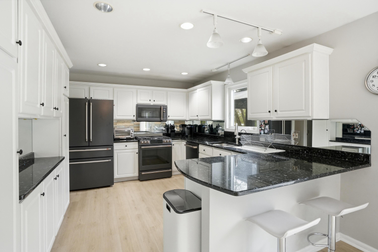 Listing Image 12