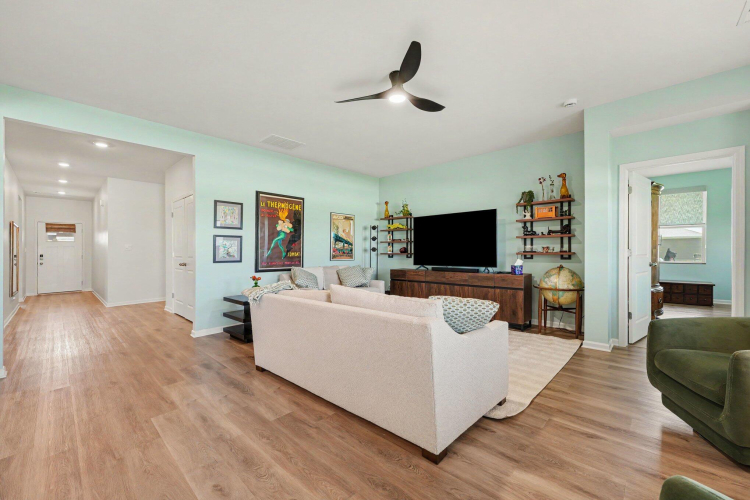 Listing Image 5