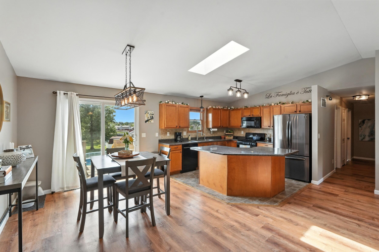 Listing Image 6