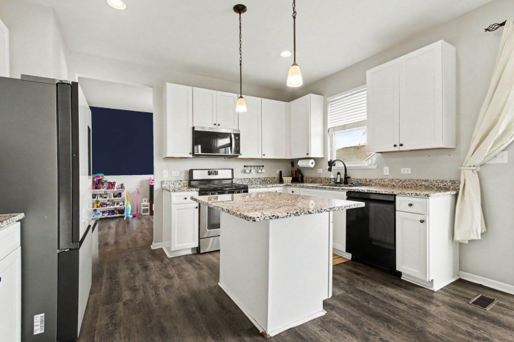 Listing Image 12