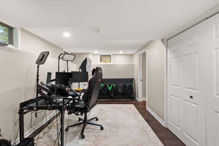 Listing Image 44