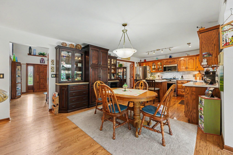 Listing Image 11