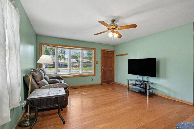 Listing Image 7