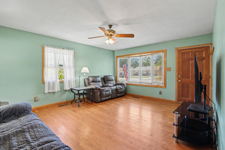Listing Image 8