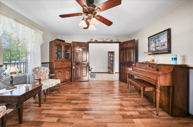 Listing Image 6