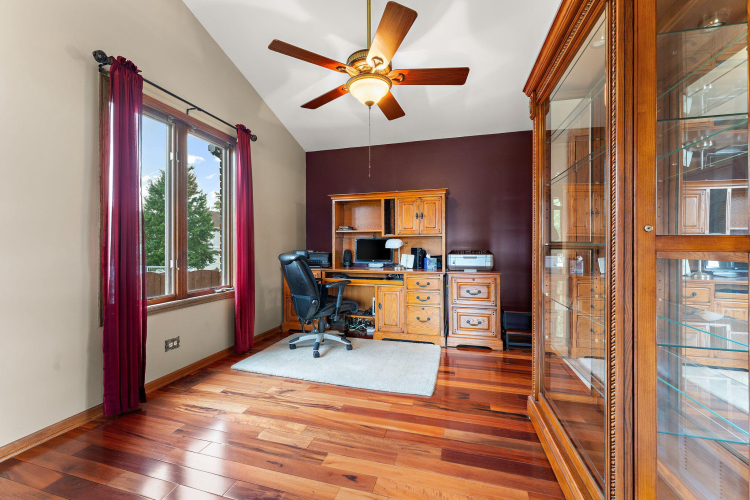Listing Image 10