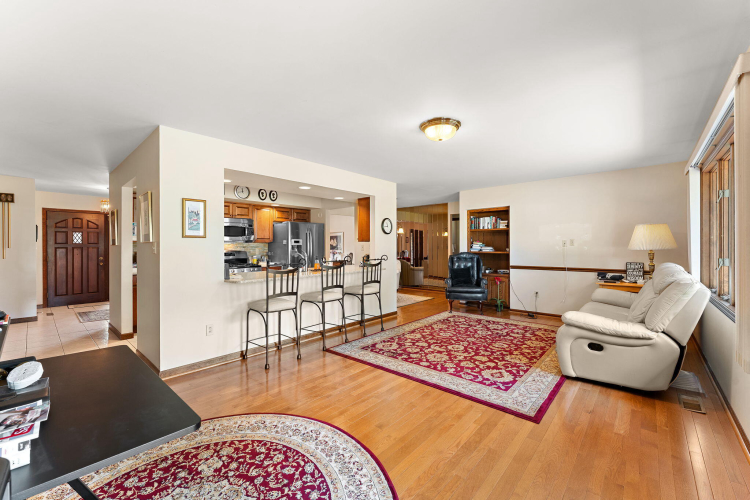 Listing Image 8