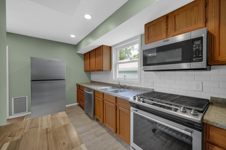 Listing Image 4