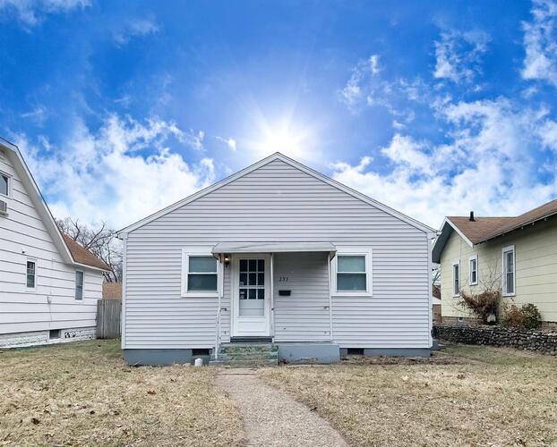 233 E Fairview Avenue South Bend, IN 46614-1131 | MLS 202206393