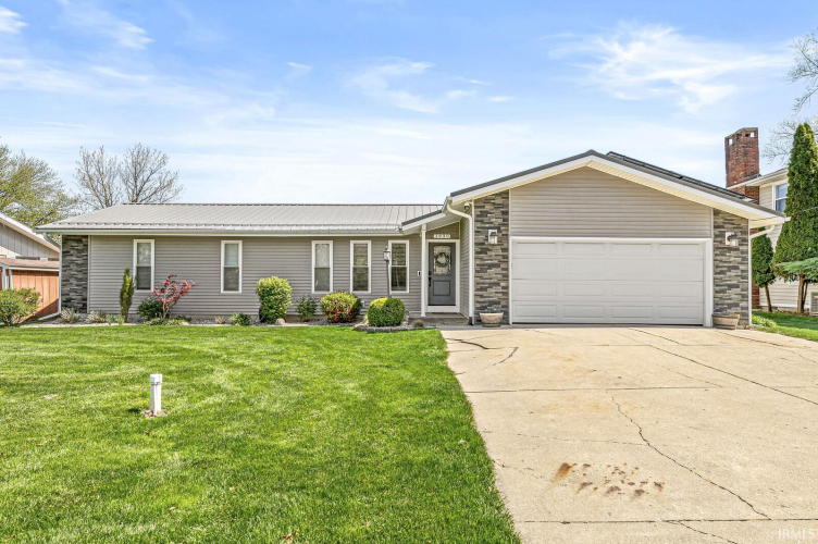 1930  Sunset Drive Warsaw, IN 46580 | MLS 202413597