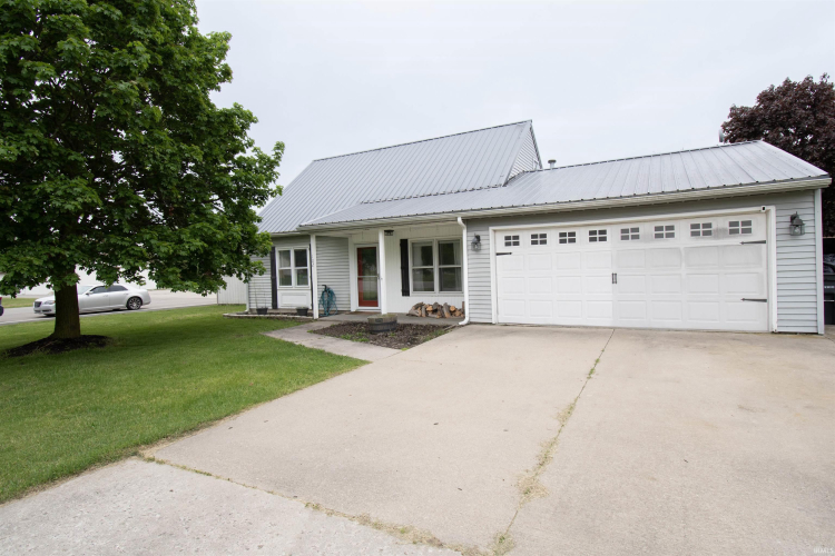 102  Highland Park Drive Albion, IN 46701-1428 | MLS 202415308