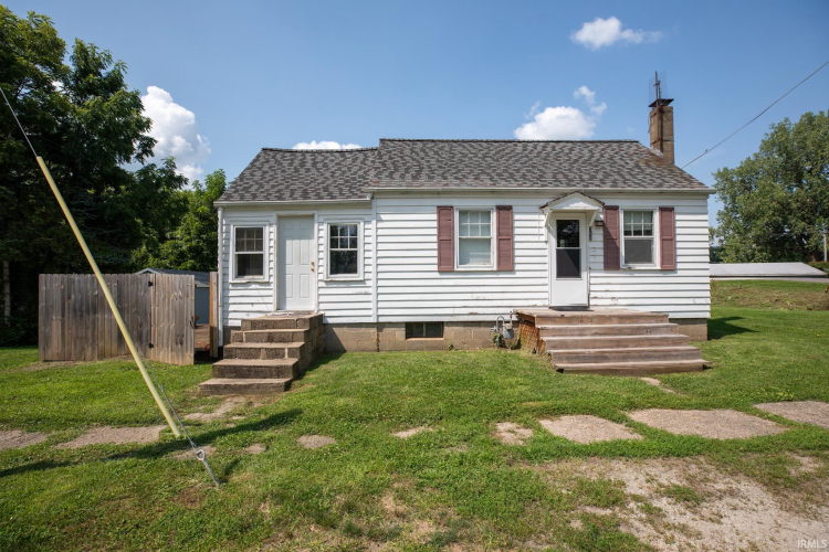 206 W Railroad Street Etna Green, IN 46524-9580 | MLS 202427596