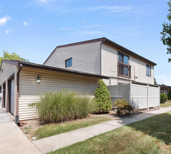 2107  Bayside Court Fort Wayne, IN 46804 | MLS 202432529