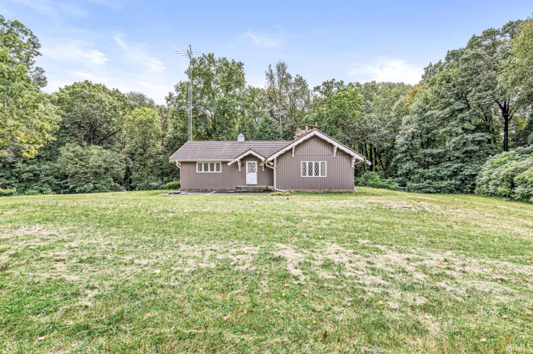 21960  Ireland Road South Bend, IN 46614-4101 | MLS 202433112