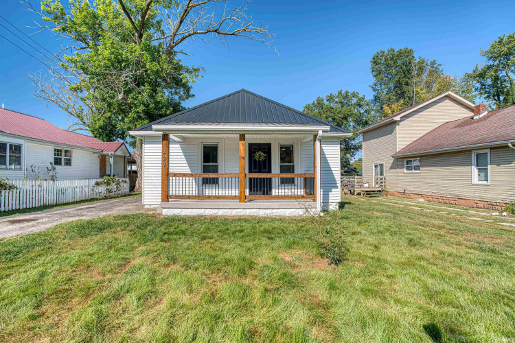 427 S Gibson Street Oakland City, IN 47660-1803 | MLS 202434297