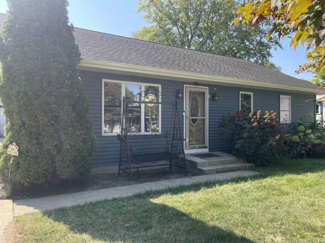 710  Southside Drive Warsaw, IN 46580-2149 | MLS 202436520