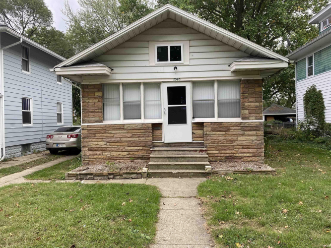 1040  Lawndale Avenue South Bend, IN 46628-2726 | MLS 202437826