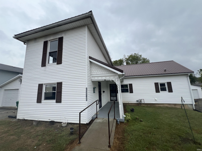 2214  Vine Street New Castle, IN 47362-3825 | MLS 202437904