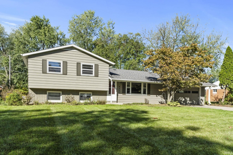 4201  Oakleaf Drive Fort Wayne, IN 46815 | MLS 202438464