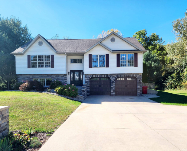 11547  Castle Drive Plymouth, IN 46563-7637 | MLS 202438913